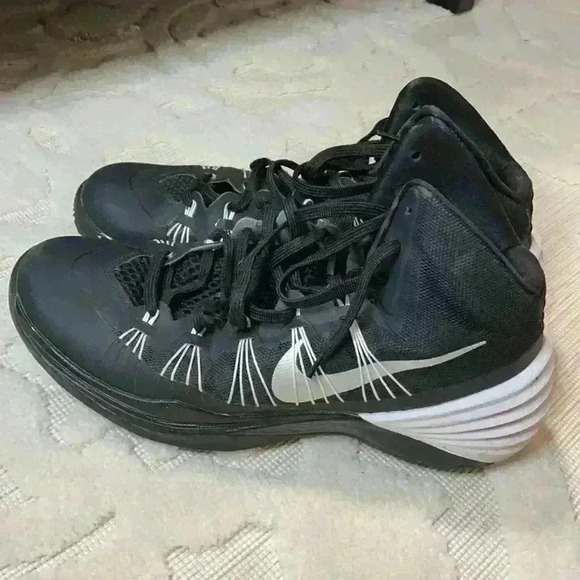 Nikes - Picture 2 of 6